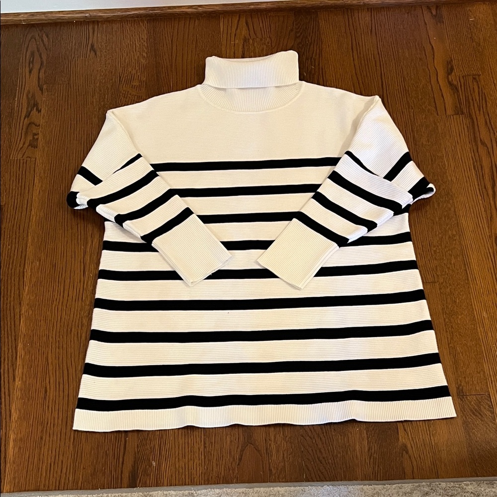 Elegant oversize Striped Turtleneck Sweater - Black and White size large